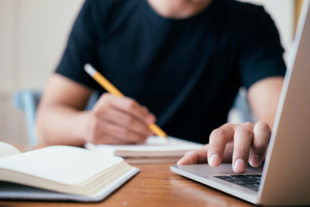 mann-an-computer-lernen-um-lernmotivation-steigern