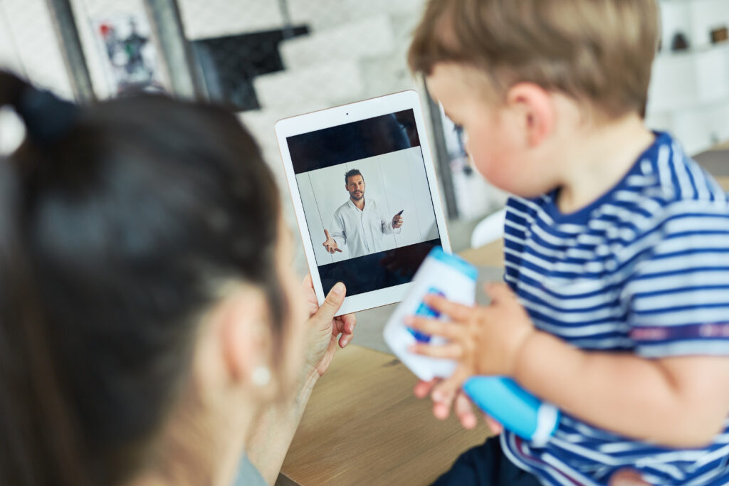mutter-mit-kind-bei-online-sprechstunde-mit-arzt-digitales-gesundheitswesen